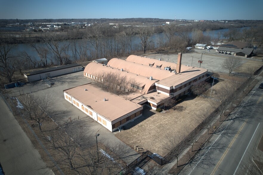 1863 Monroe Ave NW, Grand Rapids, MI for sale - Primary Photo - Image 1 of 2