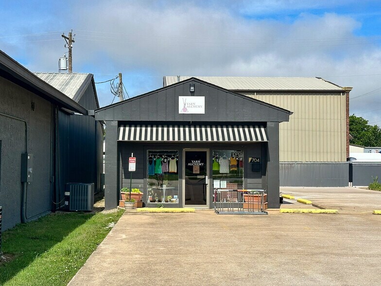 704 S Main St, Bentonville, AR à louer - Photo du bâtiment - Image 2 de 7