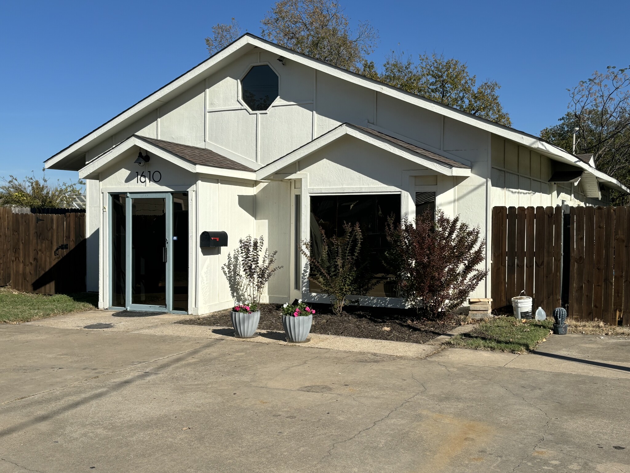 1610 J Ave, Plano, TX à louer Photo du bâtiment- Image 1 de 9