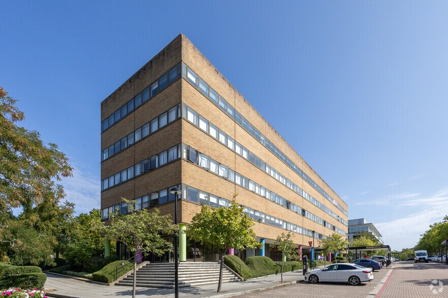 403-445 Midsummer Blvd, Milton Keynes à louer - Photo du bâtiment - Image 2 de 3