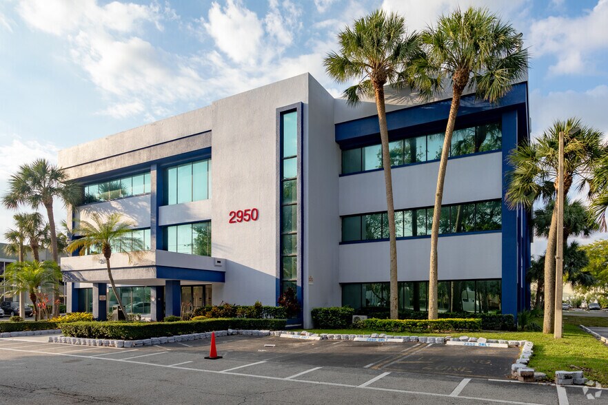 2950 W Cypress Creek Rd, Fort Lauderdale, FL à louer - Photo du bâtiment - Image 3 de 46