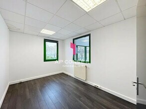 Office in Chavenay for lease Interior Photo- Image 2 of 4