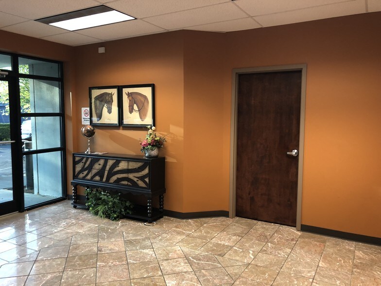 3221 Summit Square Pl, Lexington, KY for sale - Interior Photo - Image 3 of 26