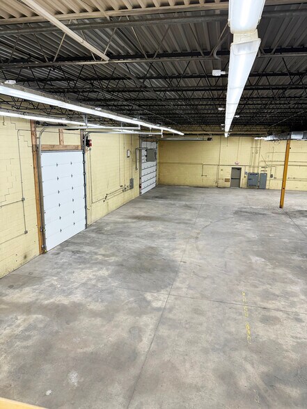 375 Renner Dr, Elgin, IL à louer - Photo du bâtiment - Image 3 de 7