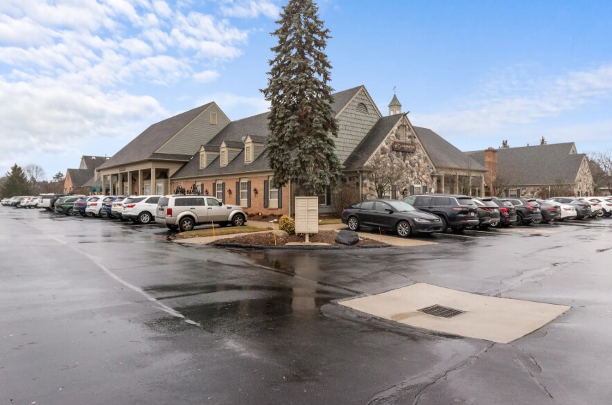5777 W Maple Rd, West Bloomfield, MI à louer - Photo du bâtiment - Image 3 de 12