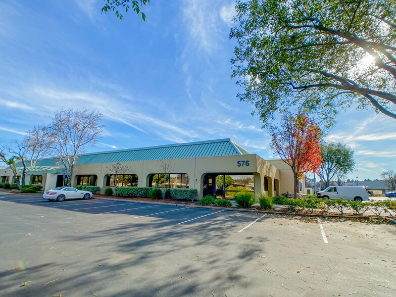 550-576 Sycamore Dr, Milpitas, CA à vendre - Photo du bâtiment - Image 2 de 18