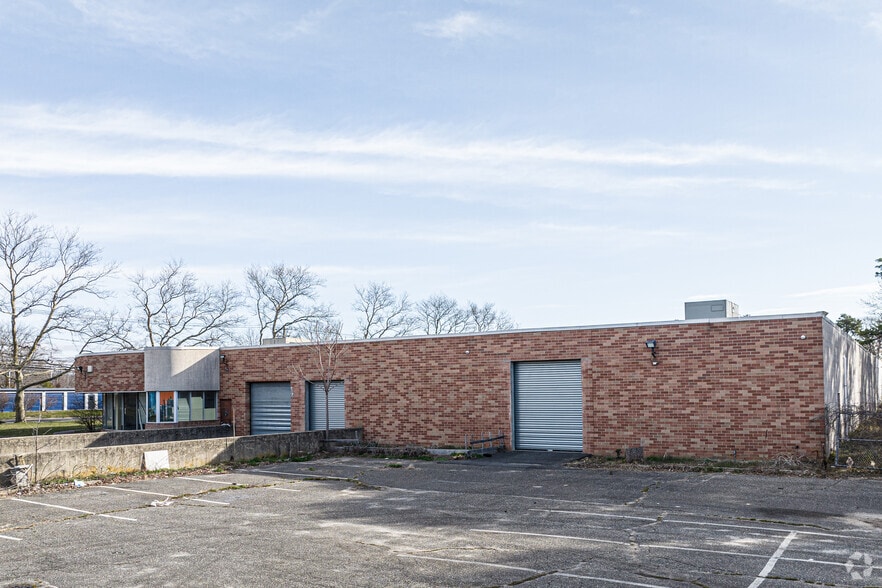 100 Pine Aire Dr, Bay Shore, NY for lease - Building Photo - Image 2 of 5