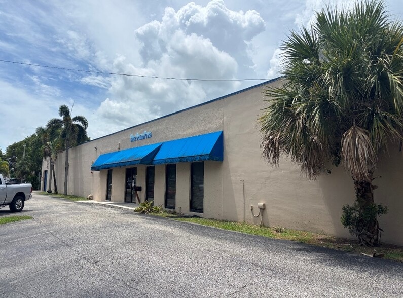 6299 NW 27th Way, Fort Lauderdale, FL à vendre - Photo du bâtiment - Image 2 de 9