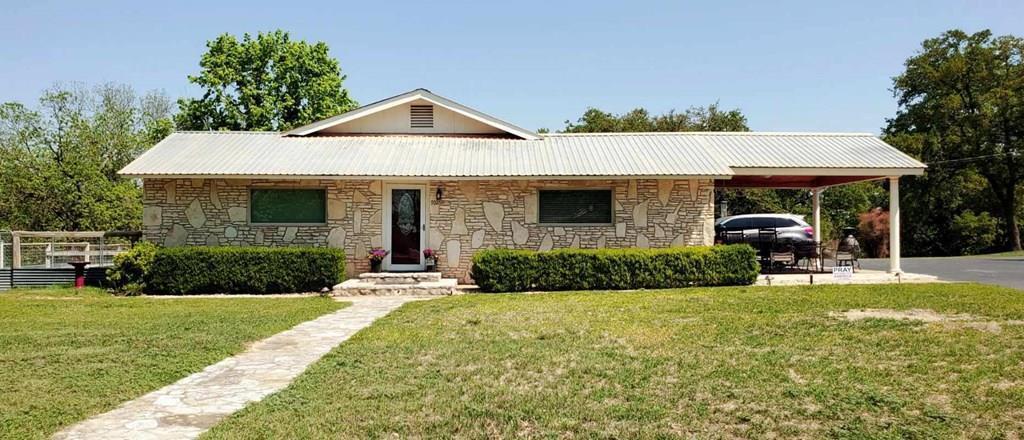 702 E Schubert St, Fredericksburg, TX à vendre Photo du bâtiment- Image 1 de 2
