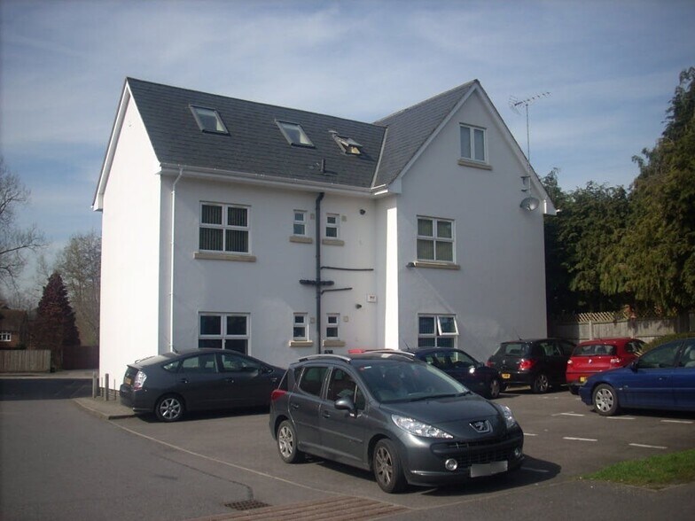 Bridge Rd, Bagshot à louer - Photo du bâtiment - Image 2 de 7