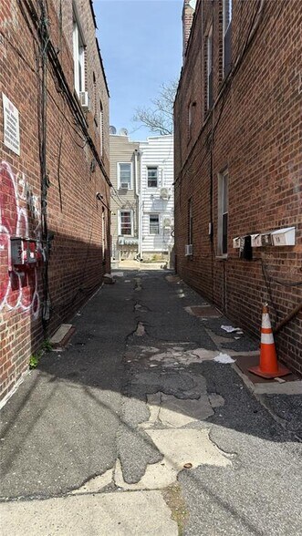 5507 103rd St, Corona, NY à vendre - Photo du bâtiment - Image 3 de 7