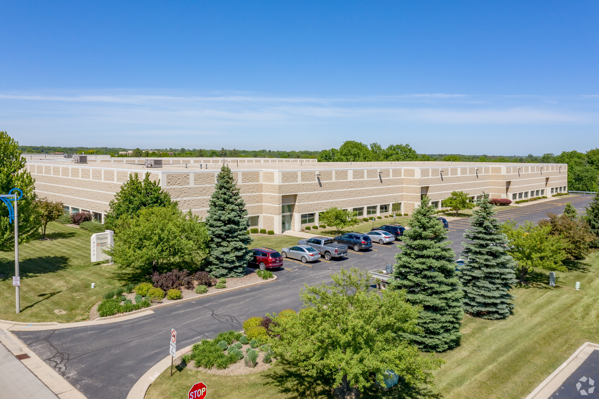 9750 S Oakwood Park Dr, Franklin, WI for lease Primary Photo- Image 1 of 8