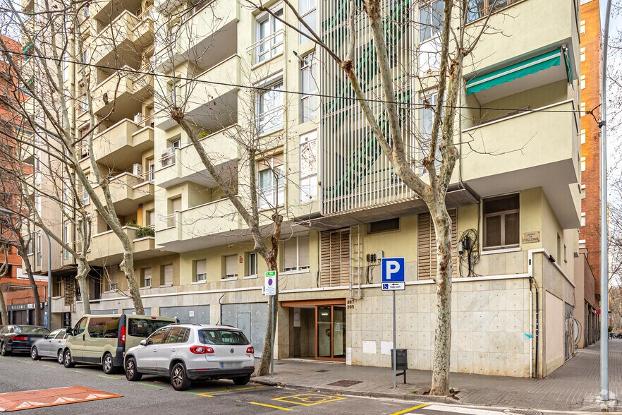 Commerce de détail dans Barcelone, Barcelona à louer - Photo du bâtiment - Image 2 de 4