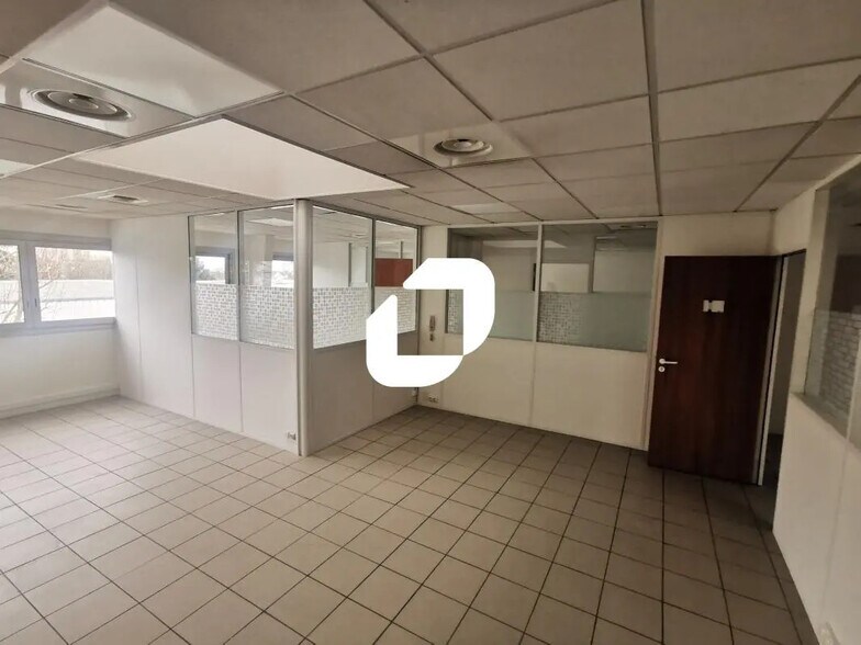Office in Fontenay-sous-Bois for lease - Interior Photo - Image 1 of 6