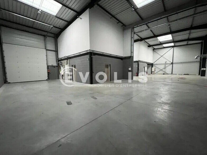 Flex in Chassieu for lease - Interior Photo - Image 2 of 14