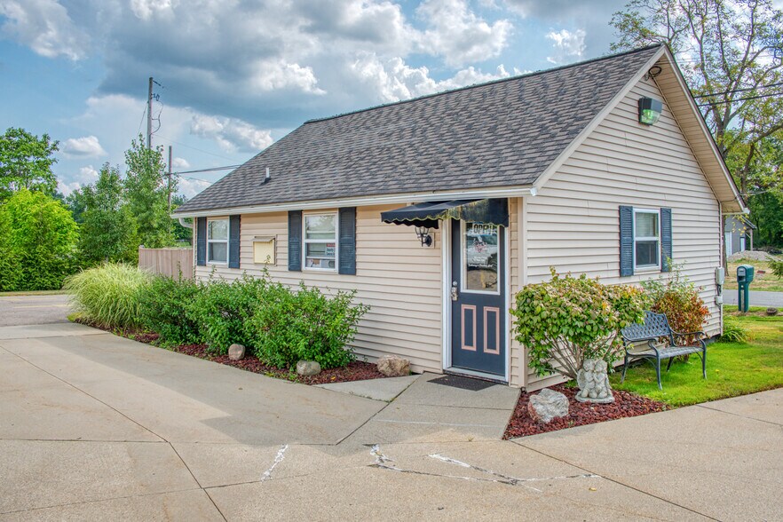 1605 Vandekarr Rd, Owosso, MI à vendre - Photo du bâtiment - Image 2 de 56