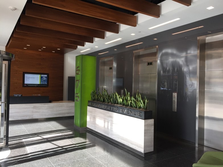 675 Massachusetts Ave, Cambridge, MA à louer - Hall d’entrée - Image 2 de 5
