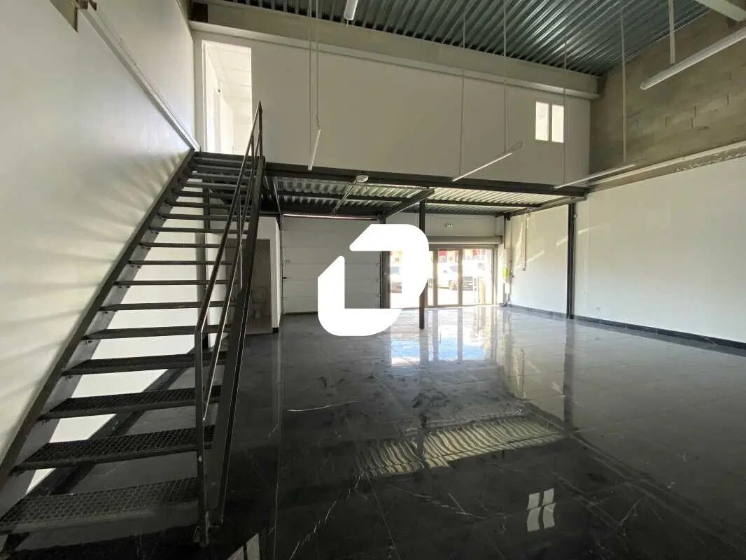 Office in Villeneuve-la-Garenne for lease Interior Photo- Image 1 of 13