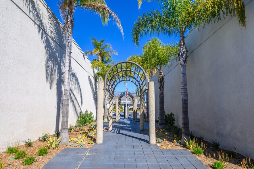 711 W 17th St, Costa Mesa, CA à louer - Photo du bâtiment - Image 2 de 17