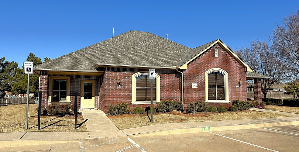 1955 W 33rd St, Edmond, OK à louer - Photo principale - Image 1 de 6