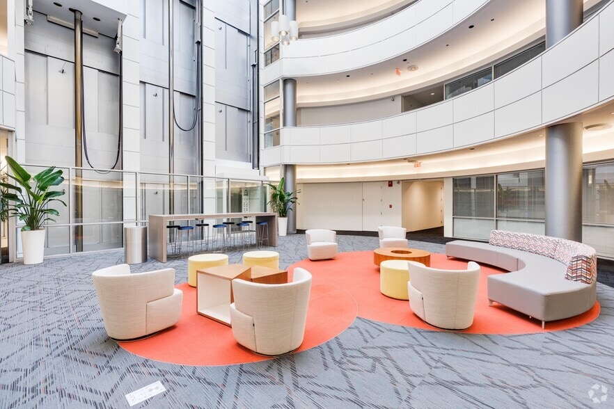 2 Transam Plaza Dr, Oakbrook Terrace, IL à louer - Hall d’entrée - Image 2 de 13