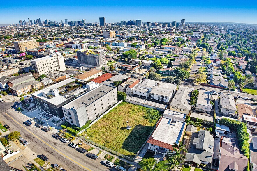 4820 Oakwood Ave, Los Angeles, CA à vendre - Photo du bâtiment - Image 2 de 6
