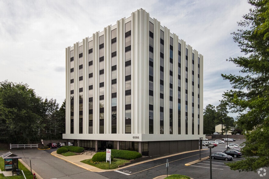 6066 Leesburg Pike, Falls Church, VA à louer - Photo du bâtiment - Image 1 de 7