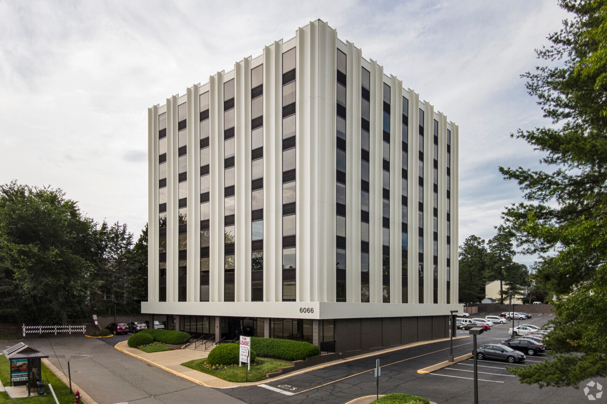 6066 Leesburg Pike, Falls Church, VA à louer Photo du bâtiment- Image 1 de 8