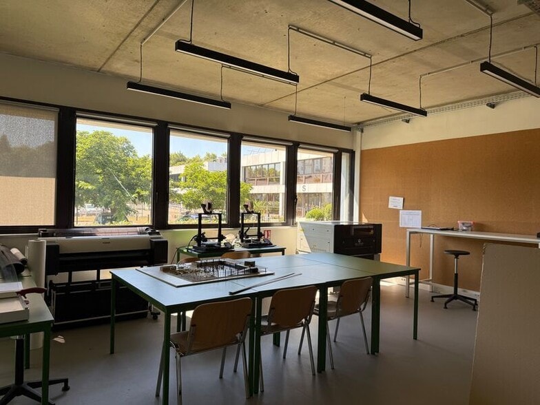 Office in Bordeaux for lease - Interior Photo - Image 2 of 5