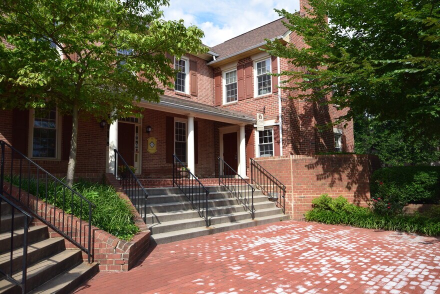 121-123 Rowell Ct, Falls Church, VA à louer - Photo du bâtiment - Image 2 de 4