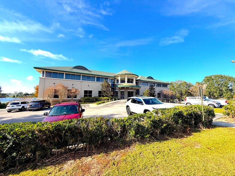 1879 Nightingale Ln, Tavares, FL à vendre - Photo du bâtiment - Image 3 de 41