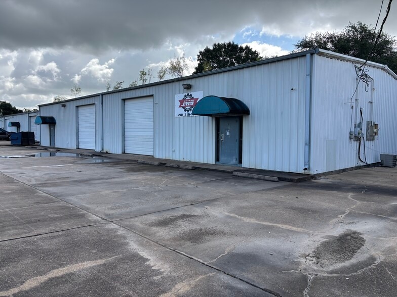1126 County Road 129, Alvin, TX for lease - Building Photo - Image 2 of 8
