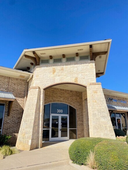 104-106 Grapevine Hwy, Hurst, TX à louer - Photo du bâtiment - Image 2 de 6