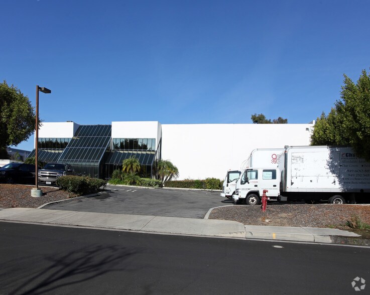 14 Vanderbilt, Irvine, CA à louer - Photo du bâtiment - Image 3 de 10