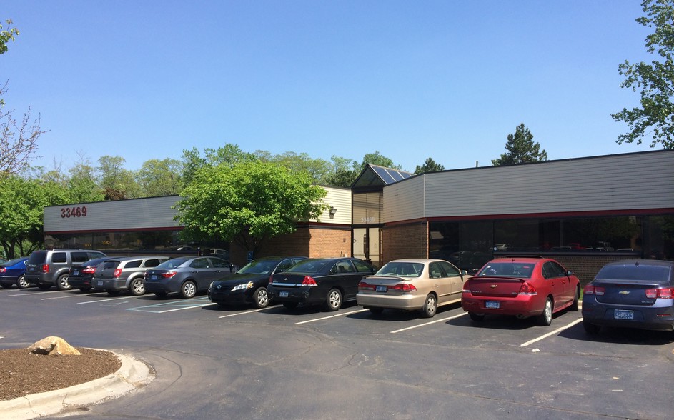 33469 W 14 Mile Rd, Farmington Hills, MI for lease - Building Photo - Image 2 of 3