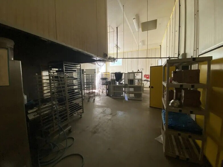 Flex in Éragny for lease - Interior Photo - Image 2 of 5