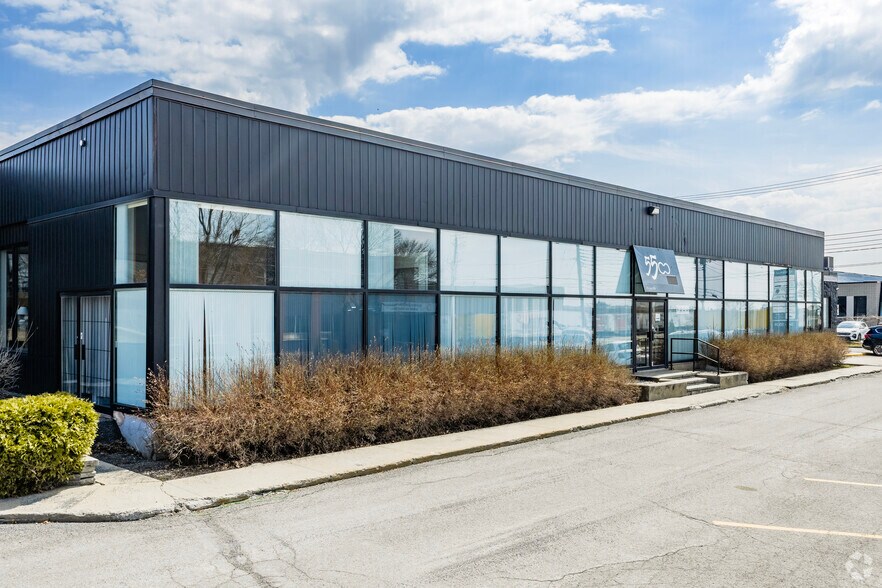 5484-5518 Ferrier Rue, Mont-Royal, QC à louer - Photo principale - Image 2 de 6