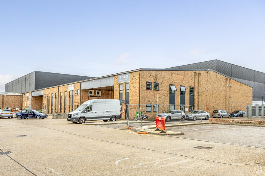 18-24 Whitby Ave, Londres à louer - Photo du bâtiment - Image 3 de 4