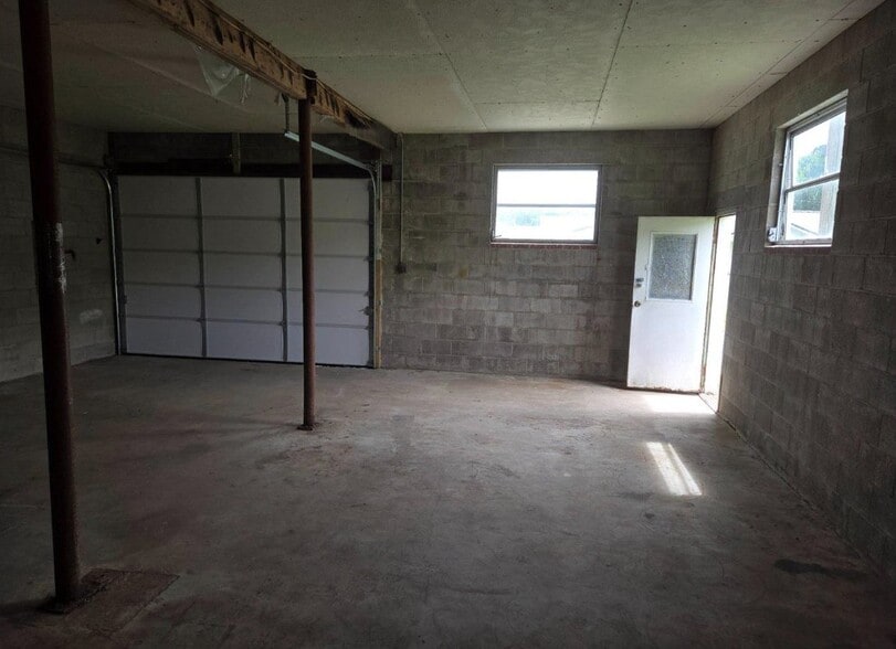 2906 Central Rd, Cambridge, MD for sale - Interior Photo - Image 2 of 5