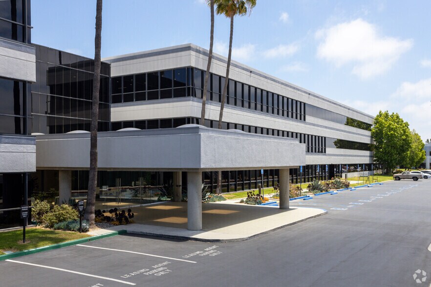 4900 Airport Plaza Dr, Long Beach, CA à vendre - Photo du bâtiment - Image 3 de 7