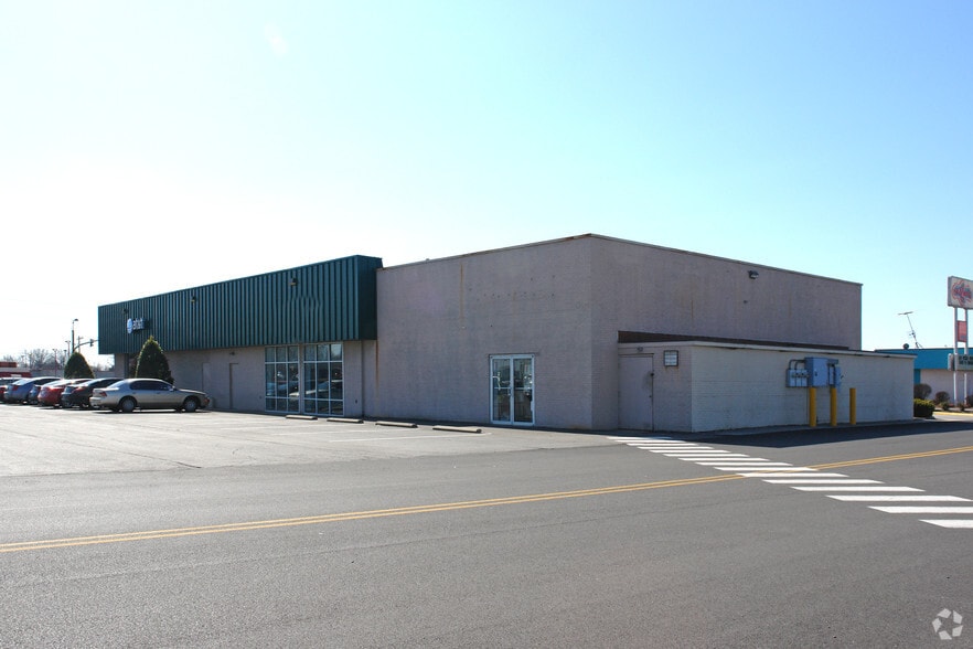 709 E Lewis And Clark Pky, Clarksville, IN for sale - Building Photo - Image 3 of 9