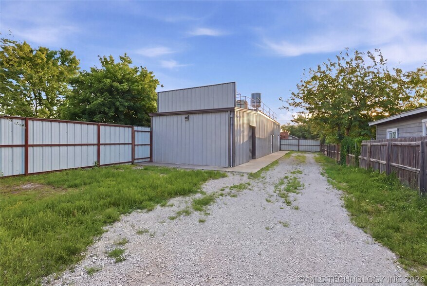 6151 E Tecumseh St, Tulsa, OK à vendre - Photo du bâtiment - Image 3 de 14