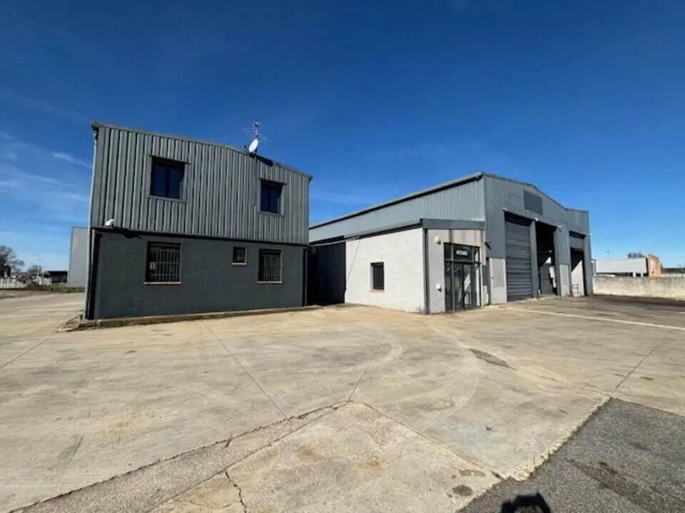 Flex in Nîmes for lease Building Photo- Image 1 of 13