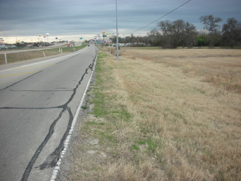 731 N I-45, Ennis, TX à vendre - Photo du bâtiment - Image 1 de 3