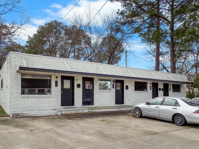 More details for 215-221 W Bassett St, Rocky Mount, NC - Retail for Sale