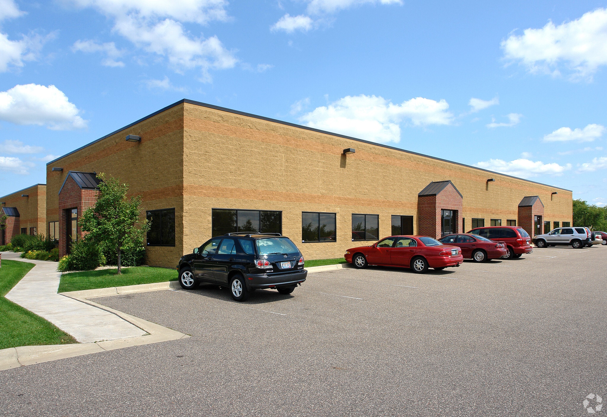 533 Hayward Ave N, Oakdale, MN for sale Primary Photo- Image 1 of 6