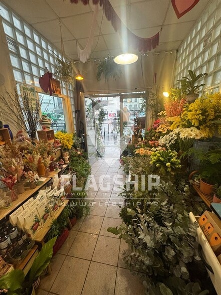 Retail in Paris for lease - Interior Photo - Image 3 of 10