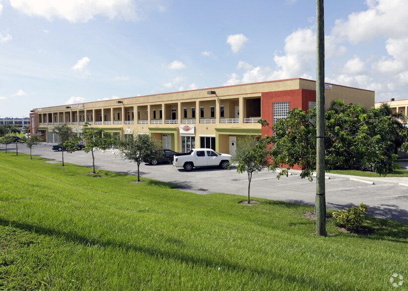 10675 SW 190th St, Miami, FL à louer - Photo du bâtiment - Image 3 de 7