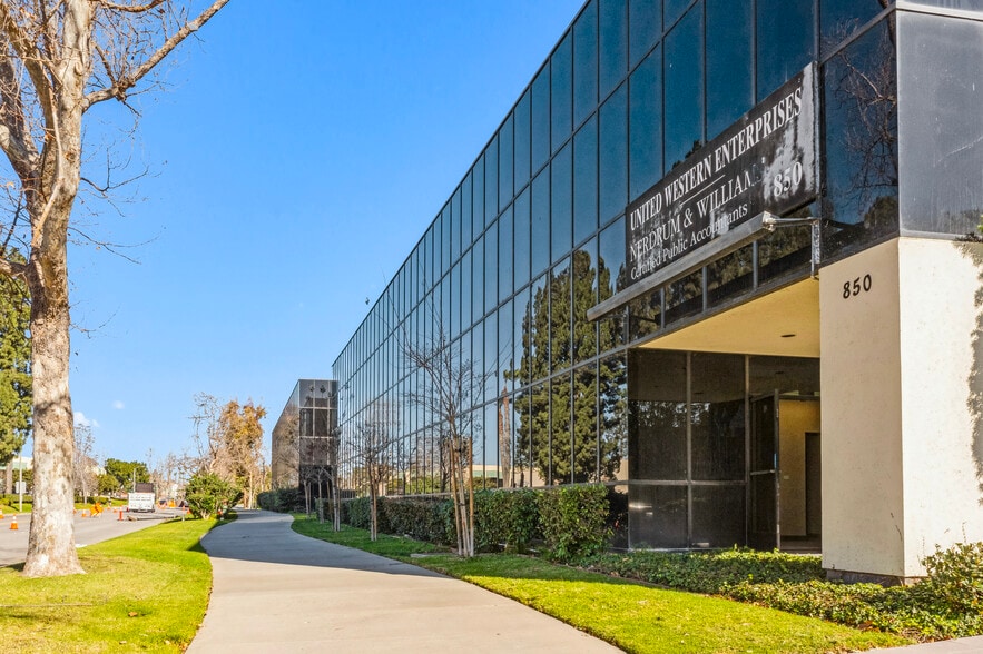 850 Flynn Rd, Camarillo, CA for lease - Building Photo - Image 3 of 16