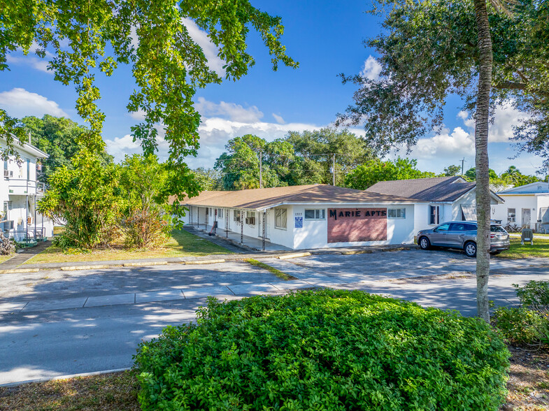 1203 N 17th Ct, Hollywood, FL à vendre - Photo du bâtiment - Image 1 de 21